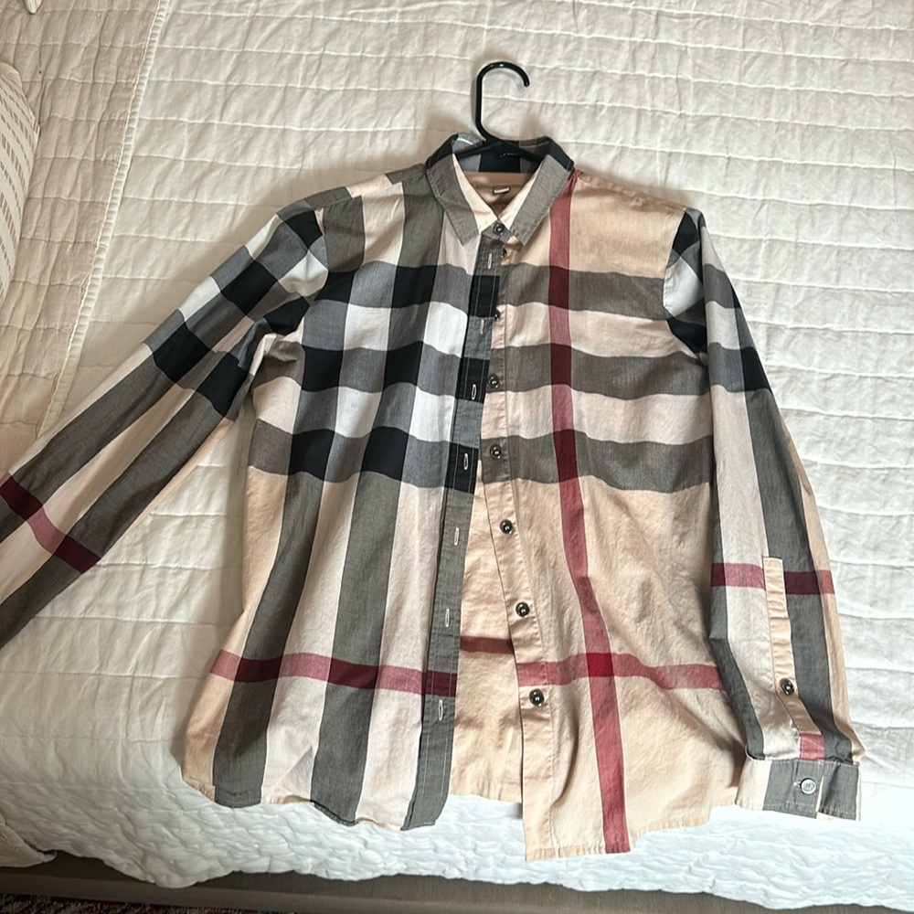 Women’s Burberry collard shirt